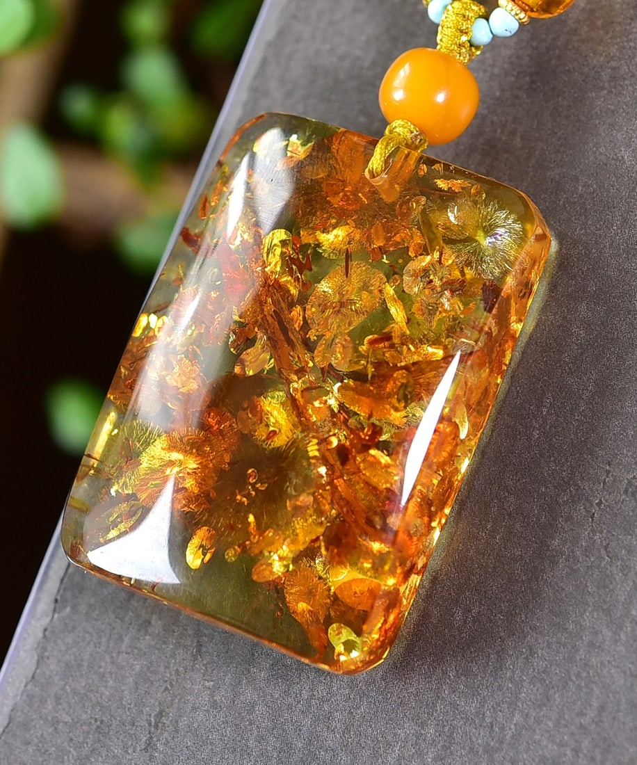 A Exquisite Flower Amber Pendant Necklace: Flower Amber Pendant Necklace,Qing Dynasty, China,Size:1.6inx1.1inx0.5in, Weight:18g 花珀吊坠项链,中国清代