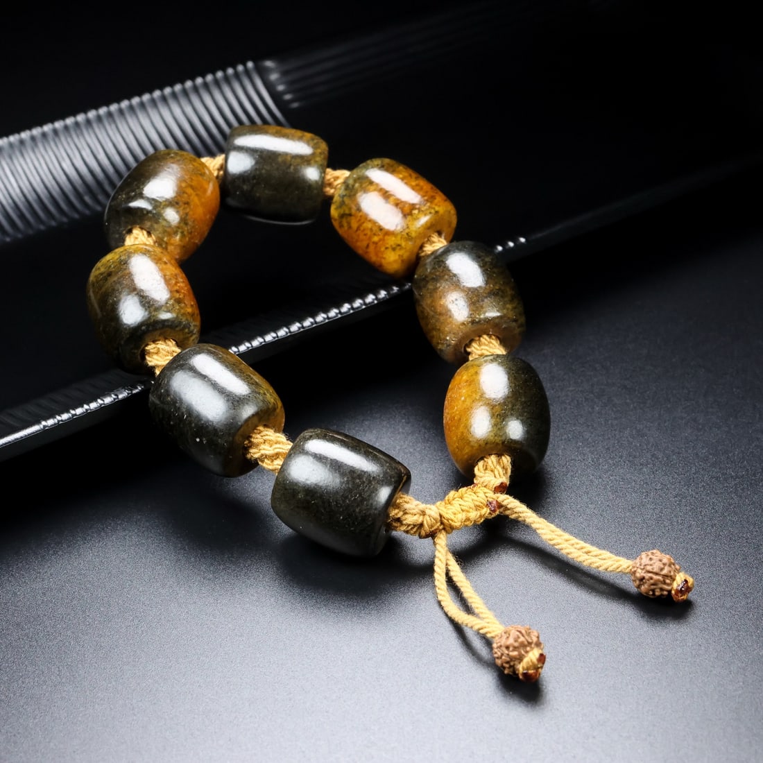 A Exquisite Hotan Jade Bracelets: A Exquisite Hotan Jade Bracelets,Qing Dynasty, China,Size:20mm,Weight:118g 和田玉手链,中国清代