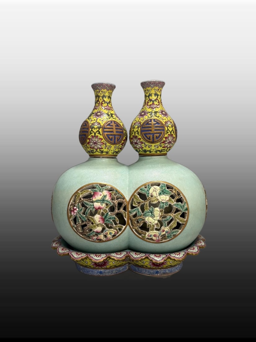 A Exquisite Turquoise-Ground Peach Pattern Vase: A Exquisite Turquoise-Ground Peach Pattern Vase,Qing Dynasty, China,Qianlong Four-character Mark,Size:11.8inx10.2in