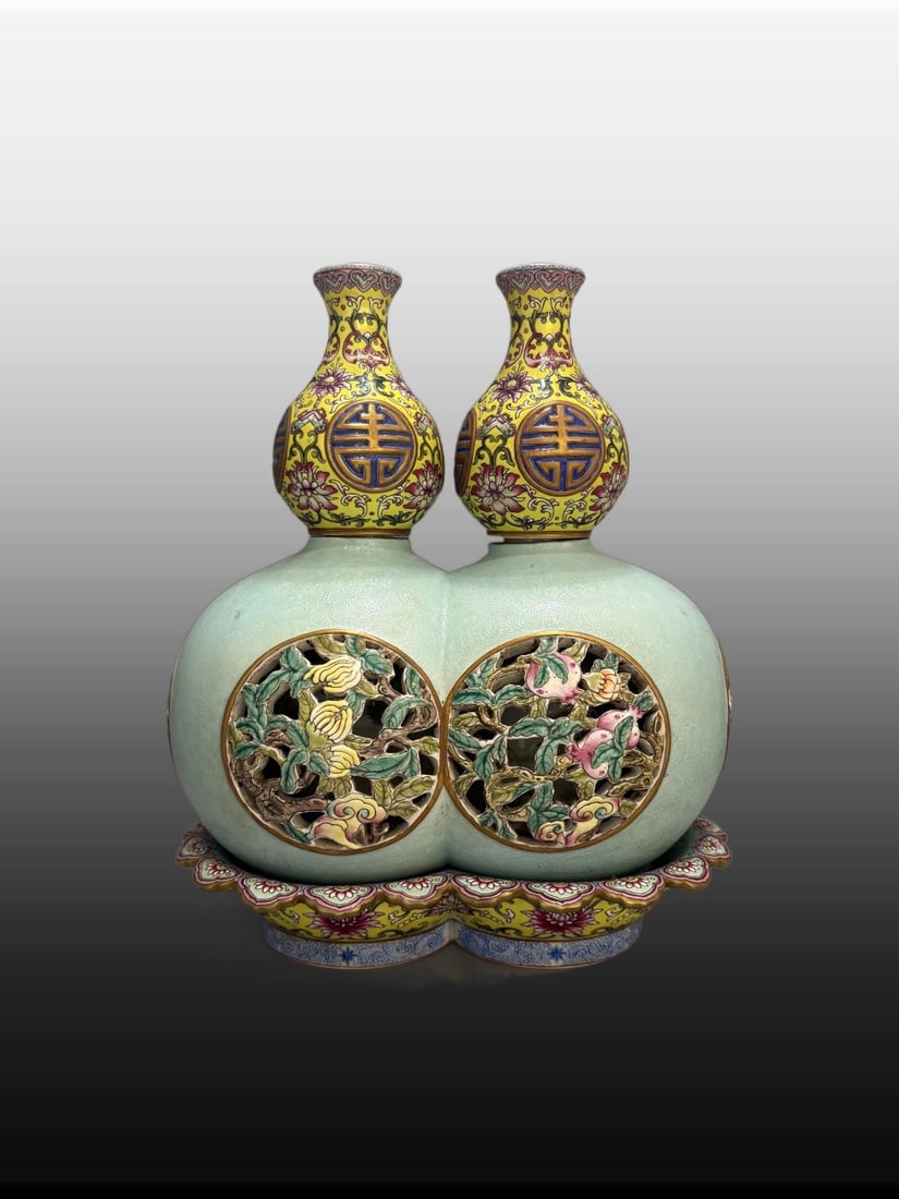 A Exquisite Turquoise-Ground Peach Pattern Vase - 3