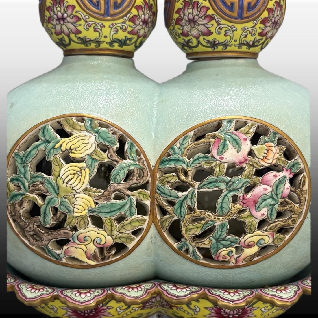 A Exquisite Turquoise-Ground Peach Pattern Vase - 4