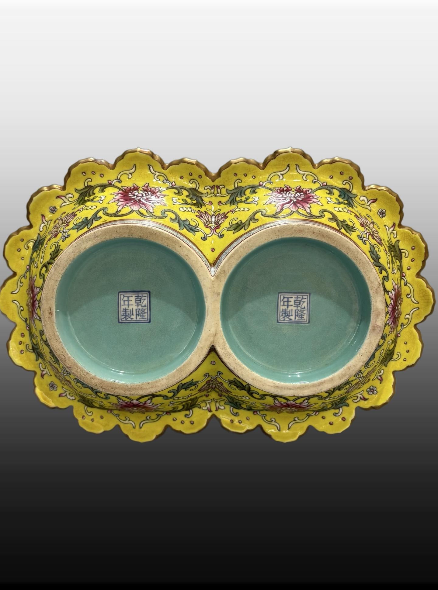 A Exquisite Turquoise-Ground Peach Pattern Vase - 5