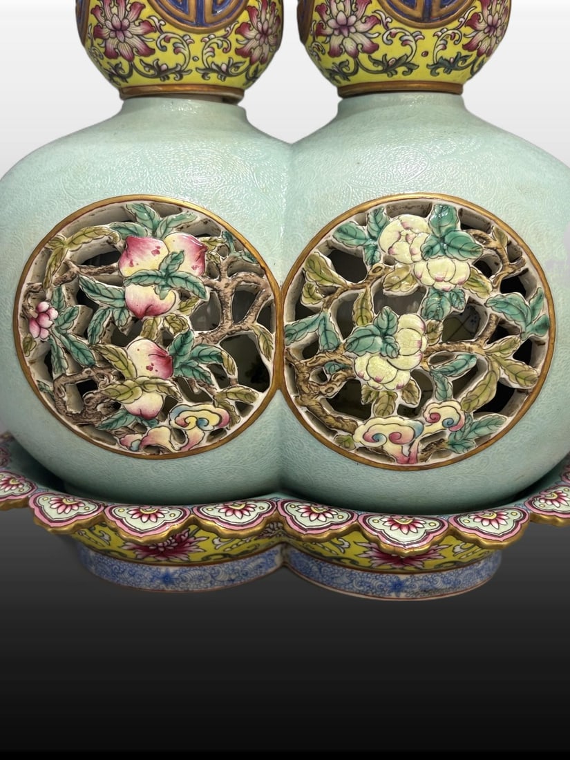 A Exquisite Turquoise-Ground Peach Pattern Vase - 6