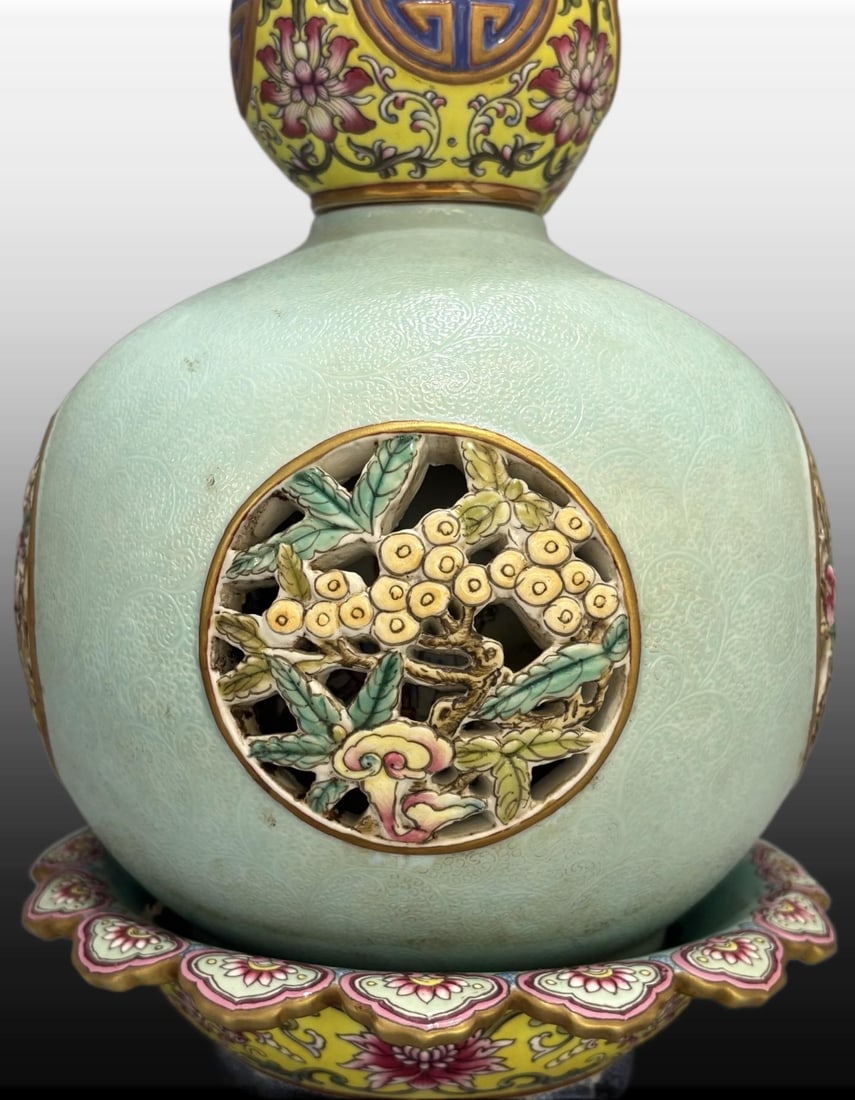A Exquisite Turquoise-Ground Peach Pattern Vase - 8