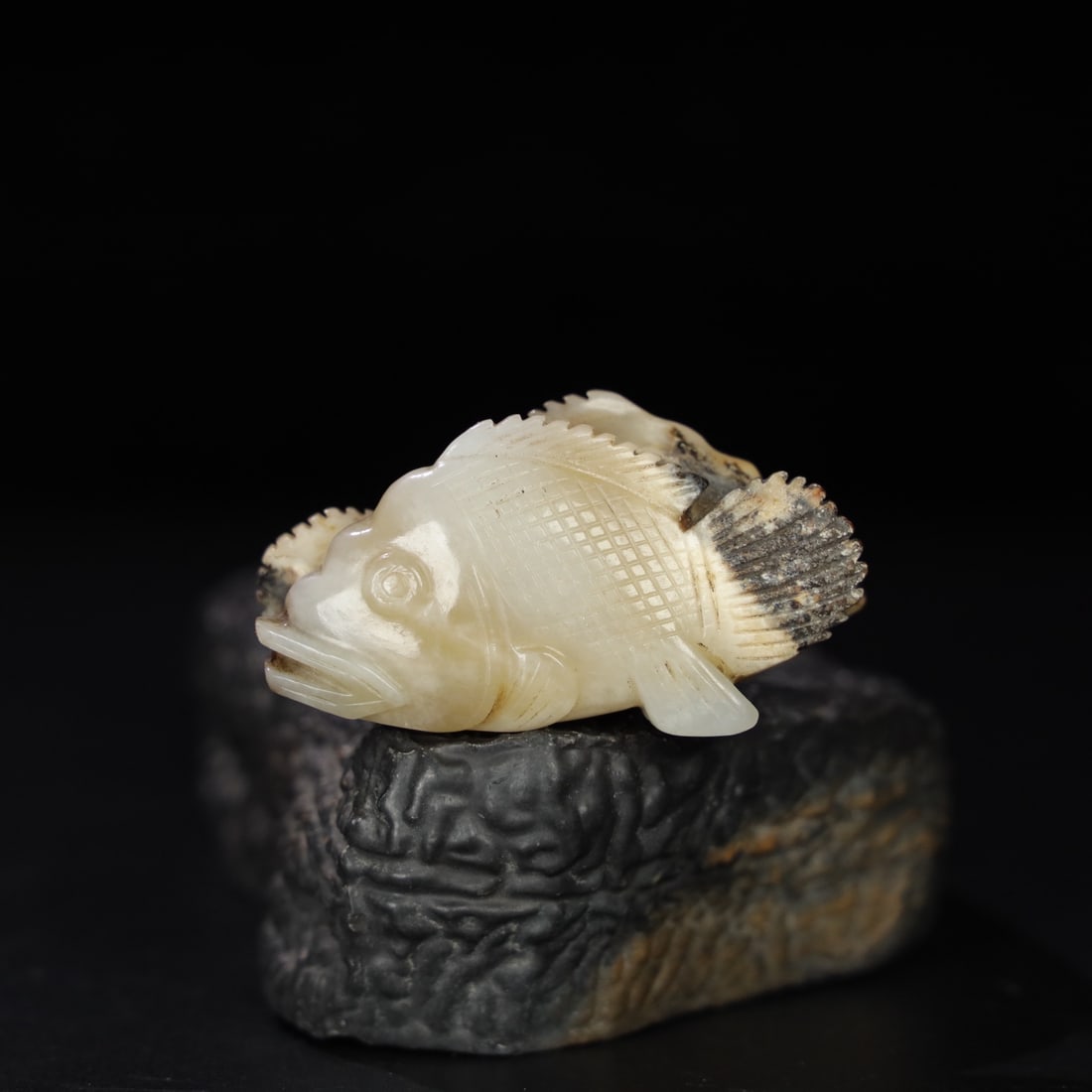 A Exquisite Hotan Jade Fish Ornament: A Exquisite Hotan Jade Fish Ornament,Han Dynasty, China,Size:2.4inx0.9inx1.2in,Weight:58.3g 和田玉鱼摆件,中国汉代