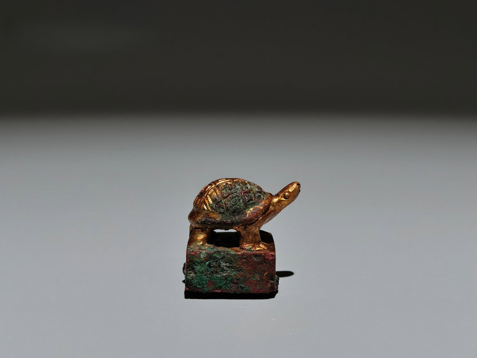 A Exquisite Gilt Bronze Turtle Seal: A Exquisite Gilt Bronze Turtle Seal,Han Dynasty, China,Size:1.1inx1.1inx0.8in,Weight:g 铜鎏金龟印章,中国汉代