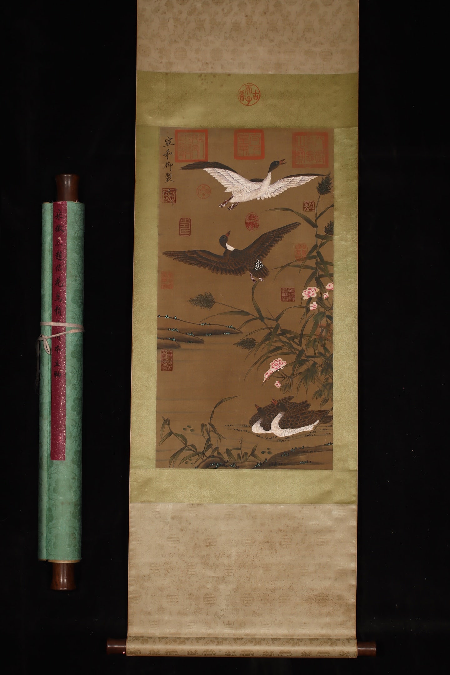 A Chinese Vertical Scroll Ink Painting of Flower and Bird on Silk: A Chinese Vertical Scroll Ink Painting of Flower and Bird on Silk,Song Dynasty, China,Emperor Huizong of Song,without frame size:30.7inx15.7in
