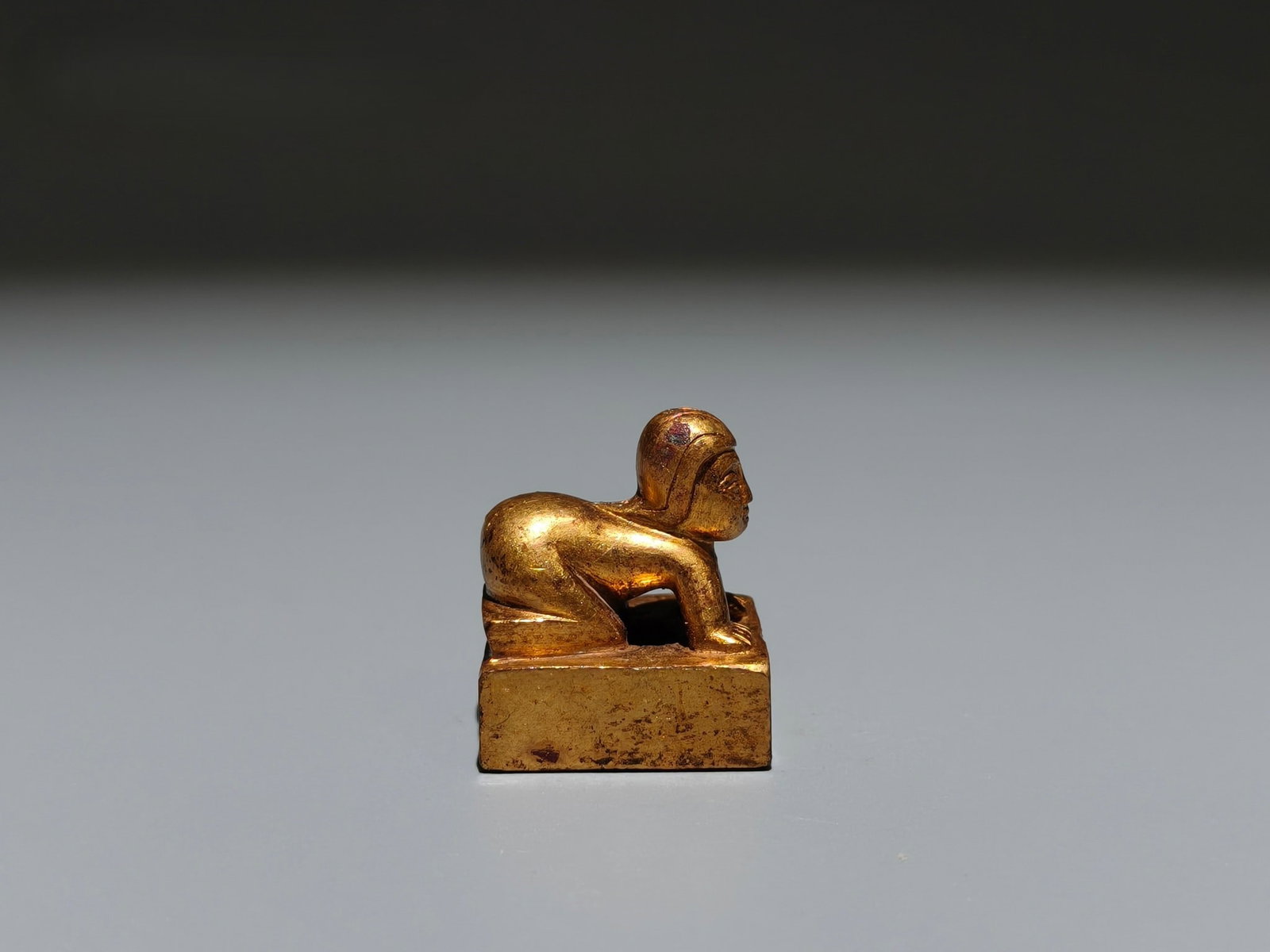 A Exquisite Gilt Bronze Human Figurine Seal: A Exquisite Gilt Bronze Human Figurine Seal,Han Dynasty, China,Size:1.2inx1inx0.9in,Weight:g 铜鎏金人俑印章,中国汉代
