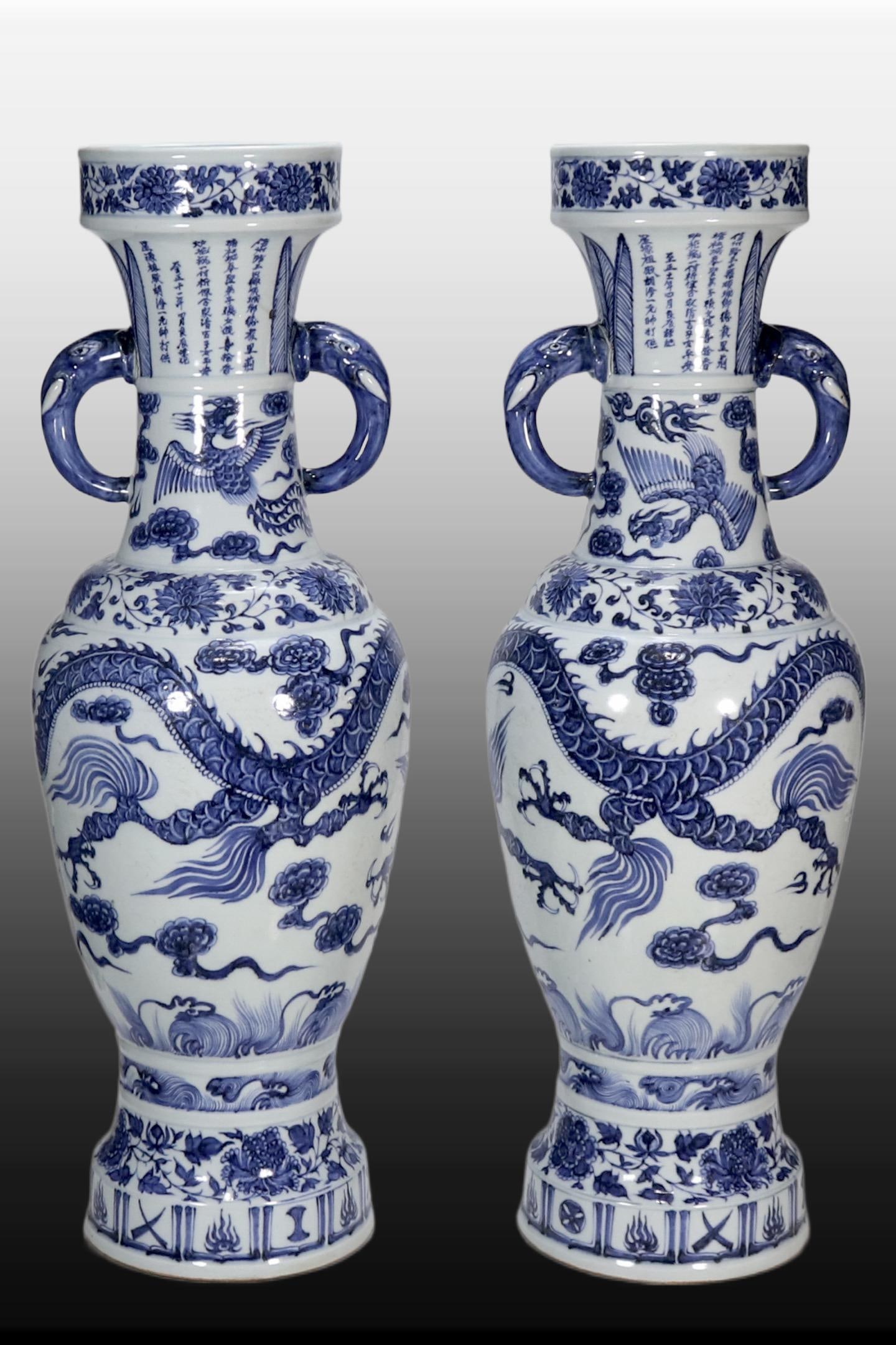 A pair of Exquisite Blue and White Dragon Pattern Elephant Ears Vase: A pair of Exquisite Blue and White Dragon Pattern Elephant Ears Vase,Yuan Dynasty, China,Size:25.1inx5.7in