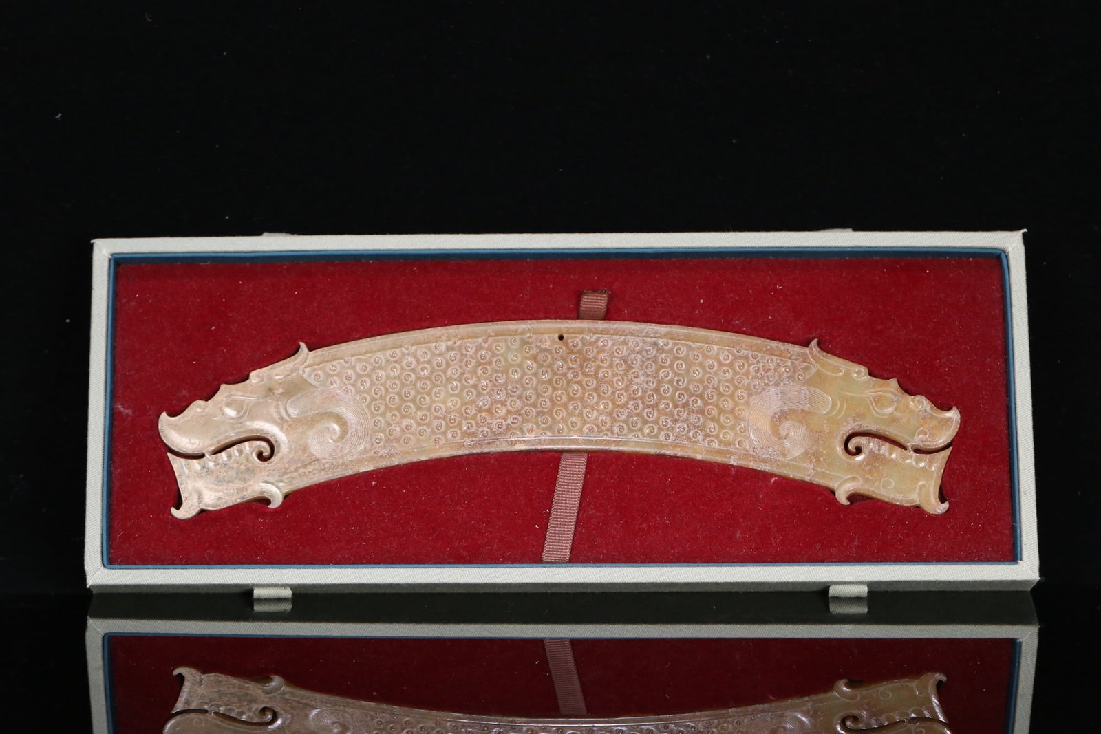 A Exquisite Gaogu Jade Dragon Pattern Jade Pendant: A Exquisite Gaogu Jade Dragon Pattern Jade Pendant,Han Dynasty, China,Size:10.8inx2.1inx0.2in 高古玉龙纹玉珩,中国汉代