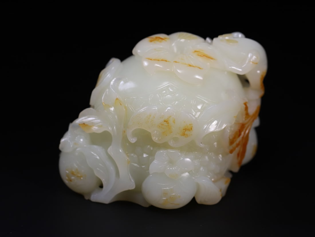 A Exquisite Hotan Jade Pomegranate Ornament: A Exquisite Hotan Jade Pomegranate Ornament,Qing Dynasty, China,Size:2.7inx3.1inx2.5in,Weight:557.9g 和田玉石榴摆件,中国清代