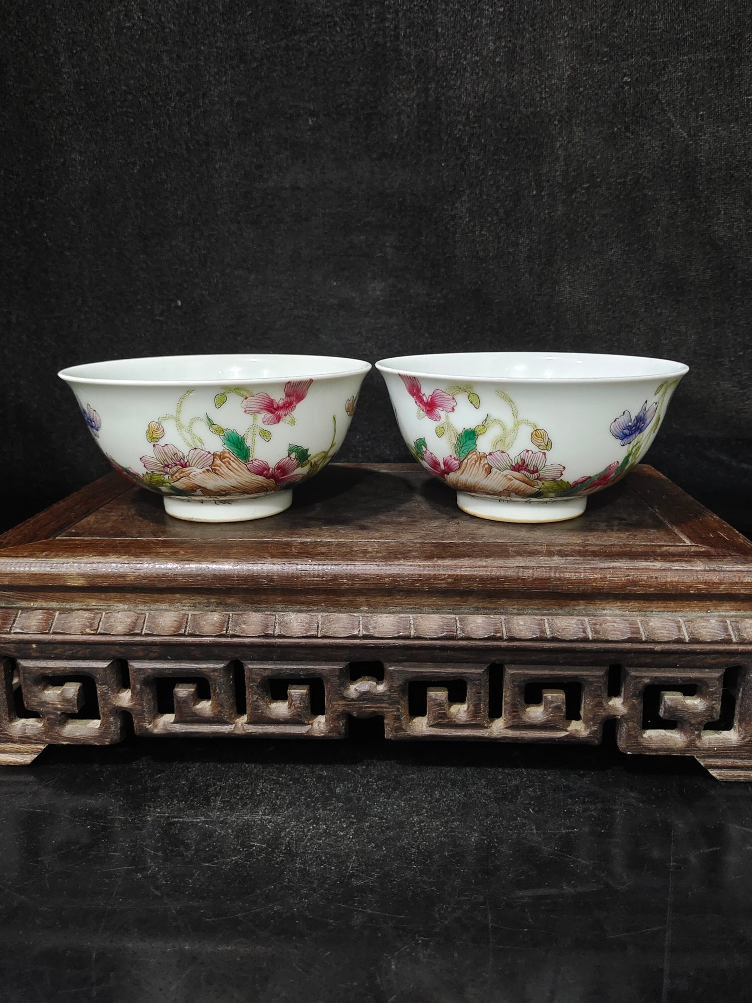 A pair of Exquisite Famille-Rose Flower Pattern Bowl: A pair of Exquisite Famille-Rose Flower Pattern Bowl,Qing Dynasty, China,Qianlong Four-character Mark,Size:2.4inx4.7in