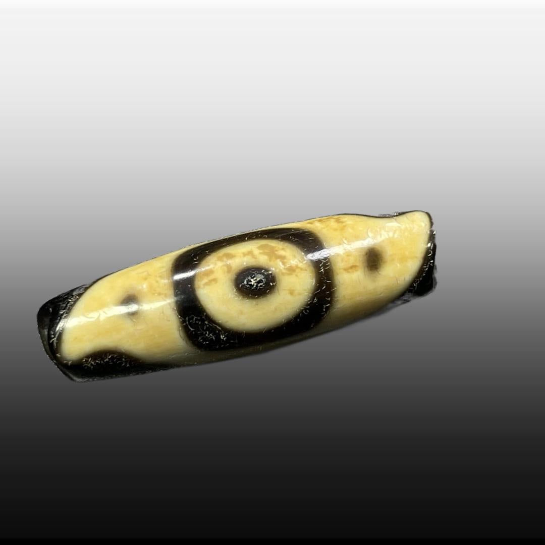 A Exquisite One Eye Dzi bead: A Exquisite One Eye Dzi bead,Qing Dynasty, China,Size:0.4inx1.5in 一眼天珠,中国清代