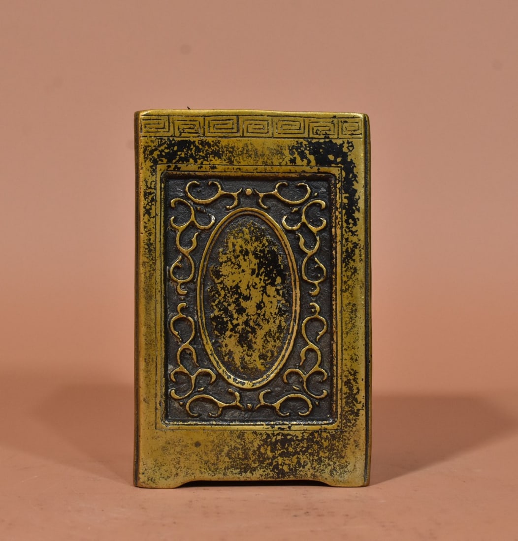 A Exquisite Gilt Bronze Brush Pot: A Exquisite Gilt Bronze Brush Pot,Qing Dynasty, China,Qianlong Four-character Mark,Size:4.9inx3.1in,Weight:840g 铜鎏金笔筒,中国清代,乾།