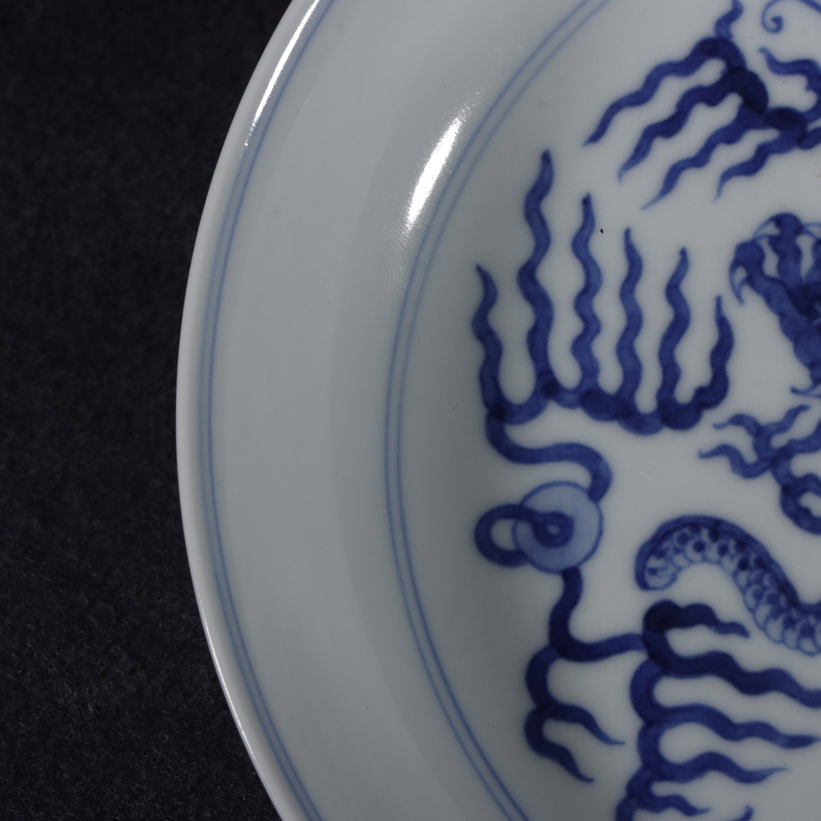 A Exquisite Blue and White Dragon Pattern Plate - 3