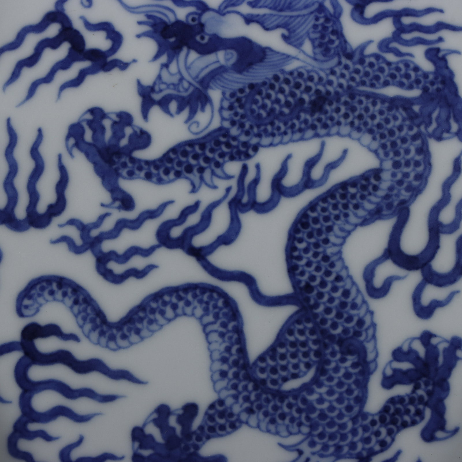 A Exquisite Blue and White Dragon Pattern Plate - 6