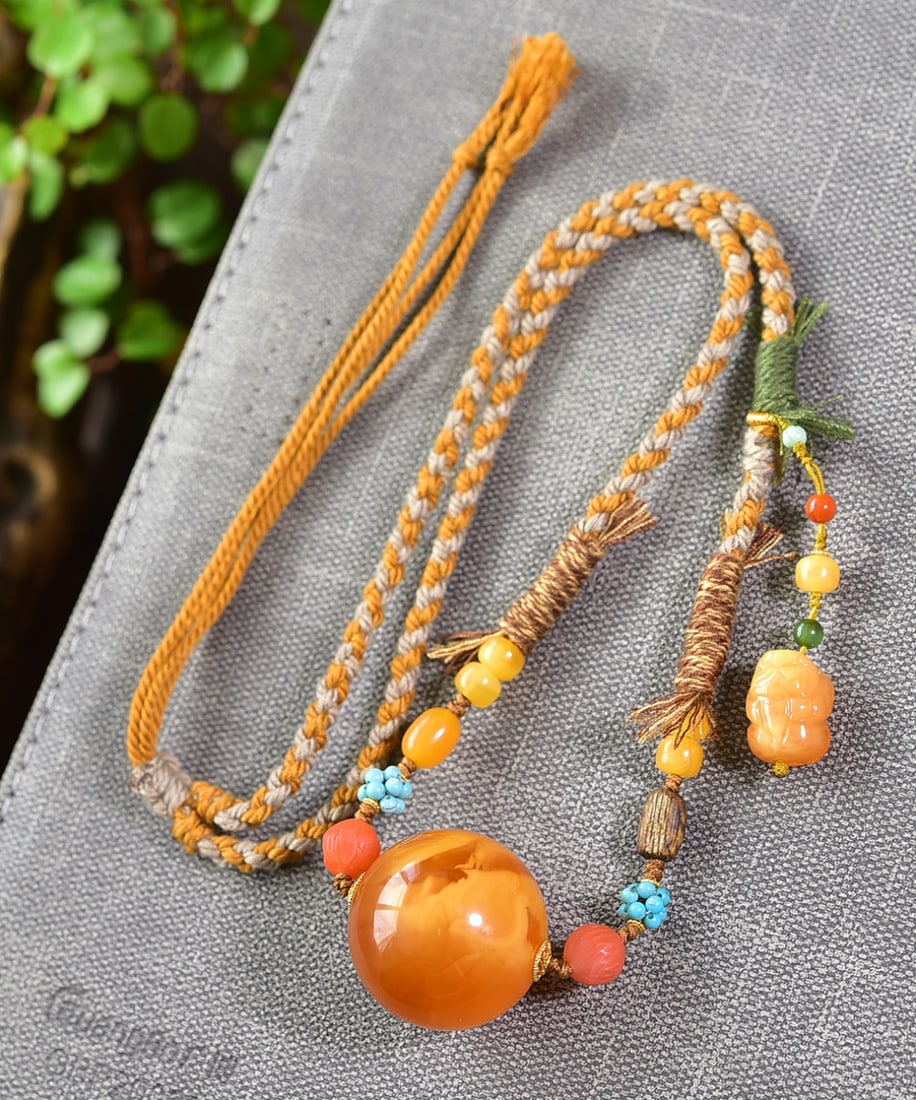 A Exquisite Amber Necklace: Amber Necklace,Qing Dynasty, China,Size:1in, Weight:16.2g 花蜡项链,中国清代