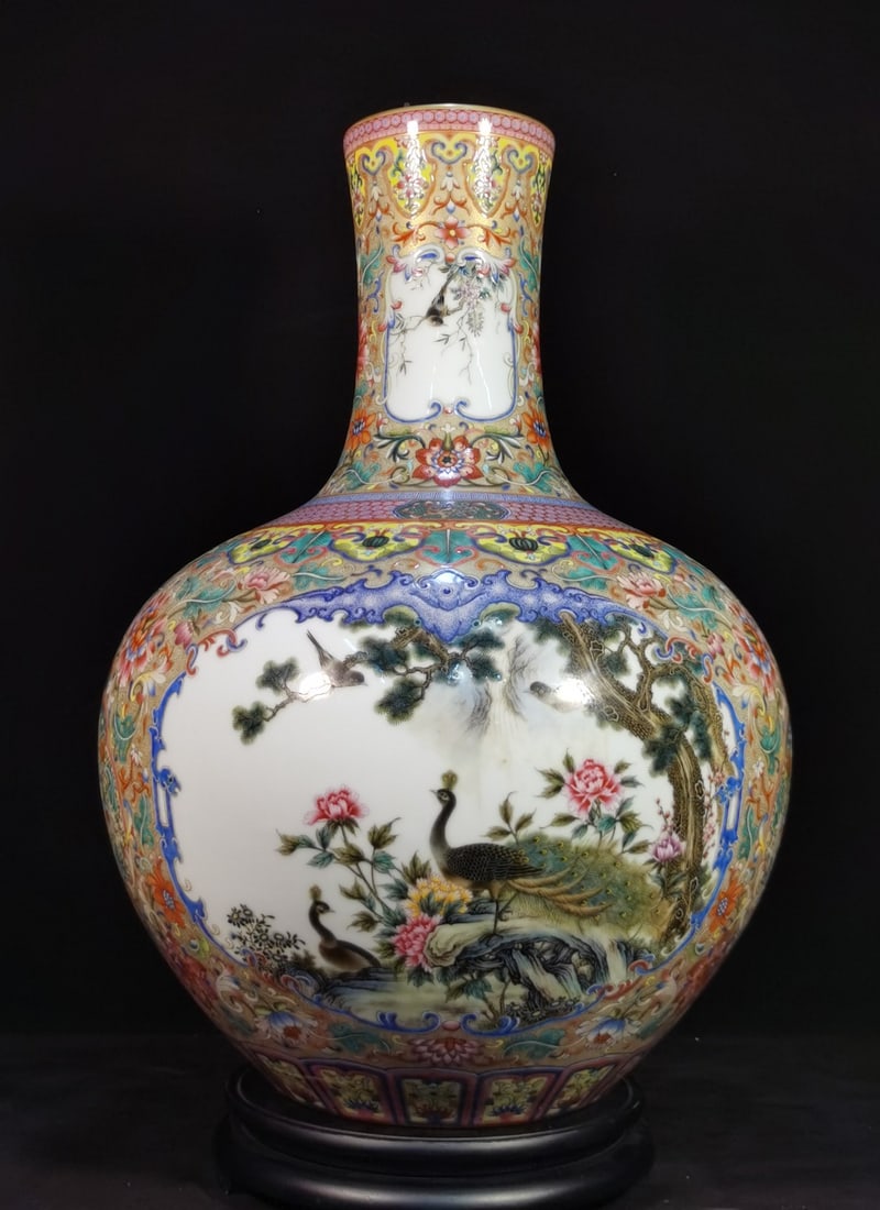 A Exquisite Enamel Painted Gold Flower and Bird Pattern Vase: A Exquisite Enamel Painted Gold Flower and Bird Pattern Vase,Qing Dynasty, China,Qianlong Six-character Mark,Size:21.7inx14.2in