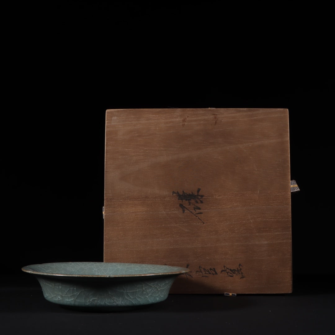 A Exquisite Guan yao Plate: A Exquisite Guan yao Plate,Song Dynasty, China,Size:1.4inx6.1inx3.1in 官窑盘,中国宋代