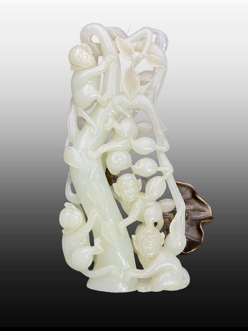 A Exquisite Hotan Jade Monkey Ornament: A Exquisite Hotan Jade Monkey Ornament,Ming Dynasty, China,Size:5.4inx2.6inx0.8in,Weight:175g 和田玉猴摆件,中国明代