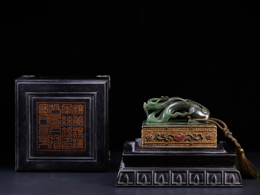 A Exquisite Hotan Jasper Gilt Dragon Seal: A Exquisite Hotan Jasper Gilt Dragon Seal,Qing Dynasty, China,Size:3.1inx5in,Weight:1945g 和田碧玉鎏金龙印章,中国清代