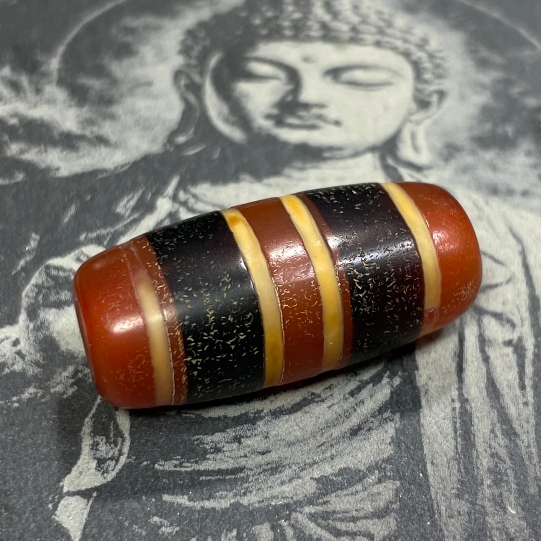 A Exquisite Three Color Dzi bead: A Exquisite Three Color Dzi bead,841 Before Christ,Size:0.4inx1.1in 三色天珠,公元前841年