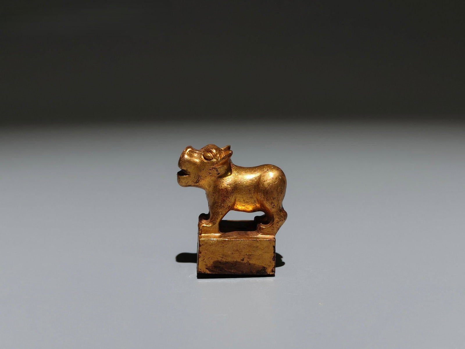 A Exquisite Gilt Bronze Auspicious Beast Seal: A Exquisite Gilt Bronze Auspicious Beast Seal,Han Dynasty, China,Size:1.4inx1.2inx0.8in,Weight:g 铜鎏金瑞兽印章,中国汉代