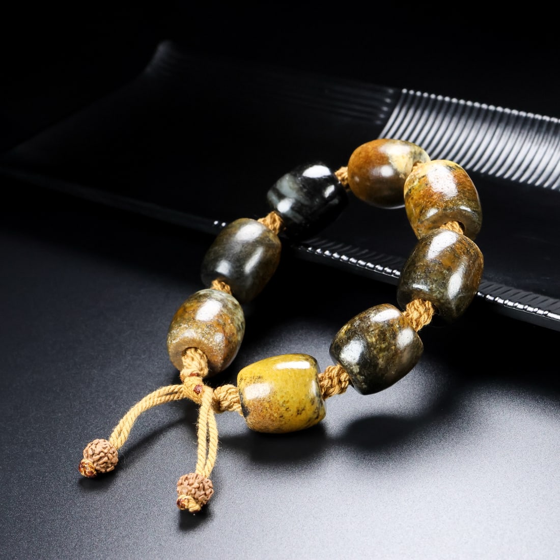 A Exquisite Hotan Jade Bracelets: A Exquisite Hotan Jade Bracelets,Qing Dynasty, China,Size:20mm,Weight:116g 和田玉手链,中国清代