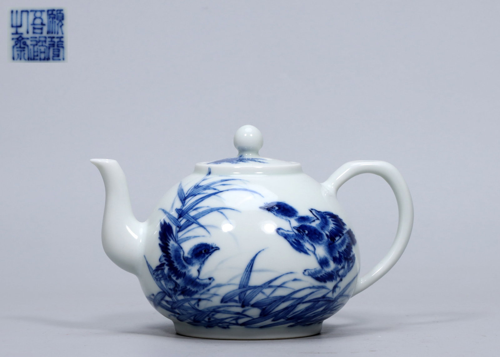 A Exquisite Blue and White Flower and Bird Pattern Ewer: A Exquisite Blue and White Flower and Bird Pattern Ewer,Republic of China,With Mark,Size:3.7inx3.9inx5.7inx1.8inx2.6in,Weight:214g