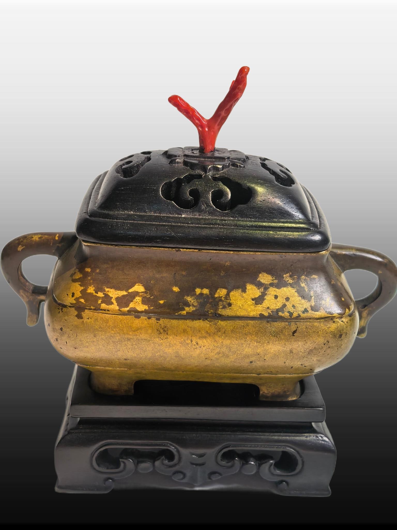 A Exquisite Coppery Double-Ears Censer: A Exquisite Coppery Double-Ears Censer,Ming Dynasty, China,Xuande Six-character Mark,Size:4.3inx2.4inx3.5in,Weight:459g