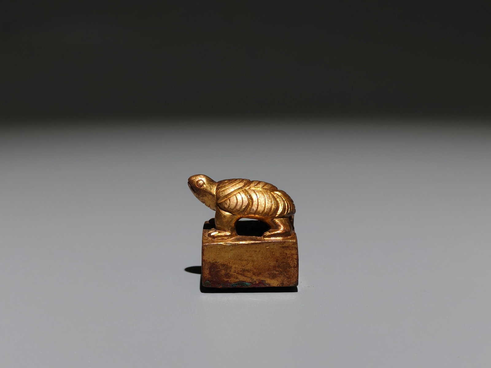 A Exquisite Gilt Bronze Turtle Seal: A Exquisite Gilt Bronze Turtle Seal,Han Dynasty, China,Size:1.2inx1.2inx0.9in,Weight:g 铜鎏金龟印章,中国汉代