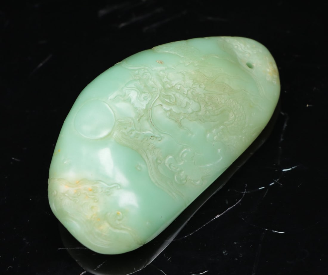 A Exquisite Hotan Jade Dragon Pattern Ornament: A Exquisite Hotan Jade Dragon Pattern Ornament,Qing Dynasty, China,Size:3.6inx2inx1.1in,Weight:170g 和田玉龙纹摆件,中国清代