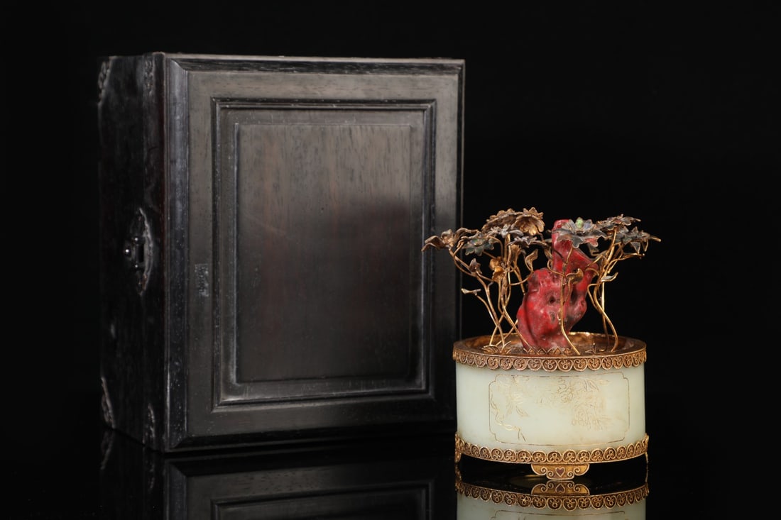 A Exquisite Hotan Jade Inlaid Gilt Silver Flowerpot: A Exquisite Hotan Jade Inlaid Gilt Silver Flowerpot,Qing Dynasty, China,Qianlong Four-character Mark,Size:4.5inx6.1in,Weight:949g