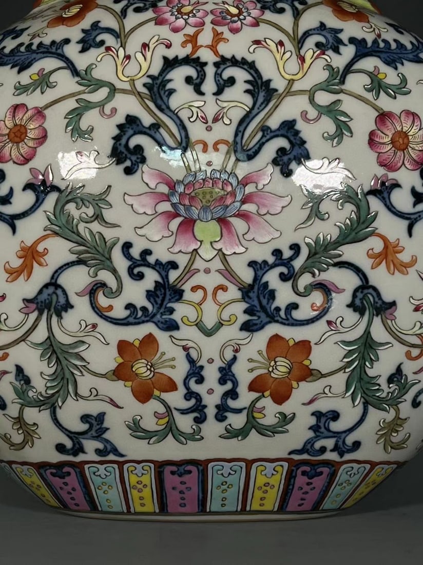 A Exquisite Wucai Lotus Pattern Vase - 5