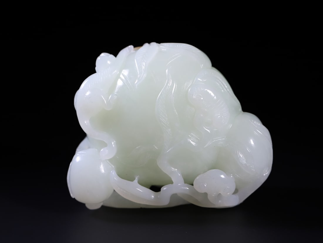 A Exquisite Hotan Jade Monkey Ornament: A Exquisite Hotan Jade Monkey Ornament,Qing Dynasty, China,Size:3.2inx1.8inx2.6in,Weight:348g 和田玉猴摆件,中国清代