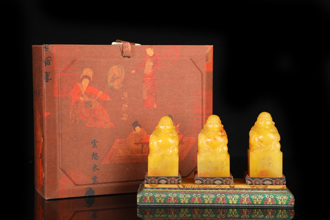 A Set of Exquisite Shoushan Stone Buddha Seal: A Set of Exquisite Shoushan Stone Buddha Seal,Qing Dynasty, China,Size:2.8inx1.4inx1.4in,Weight:414g 一套寿山石佛印章,中国清代