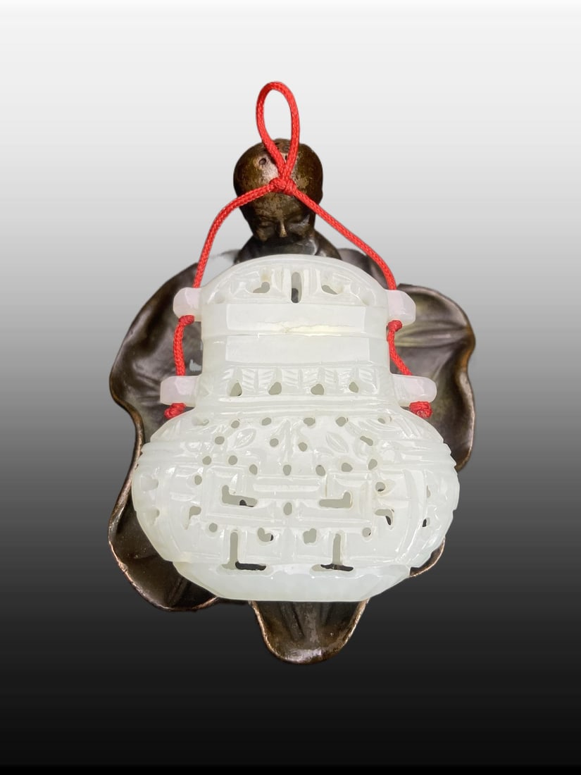 A Exquisite Hotan Jade Sachet Pendant: A Exquisite Hotan Jade Sachet Pendant,Ming Dynasty, China,Size:1.9inx1.8inx0.5in,Weight:28g 和田玉香囊挂件,中国明代
