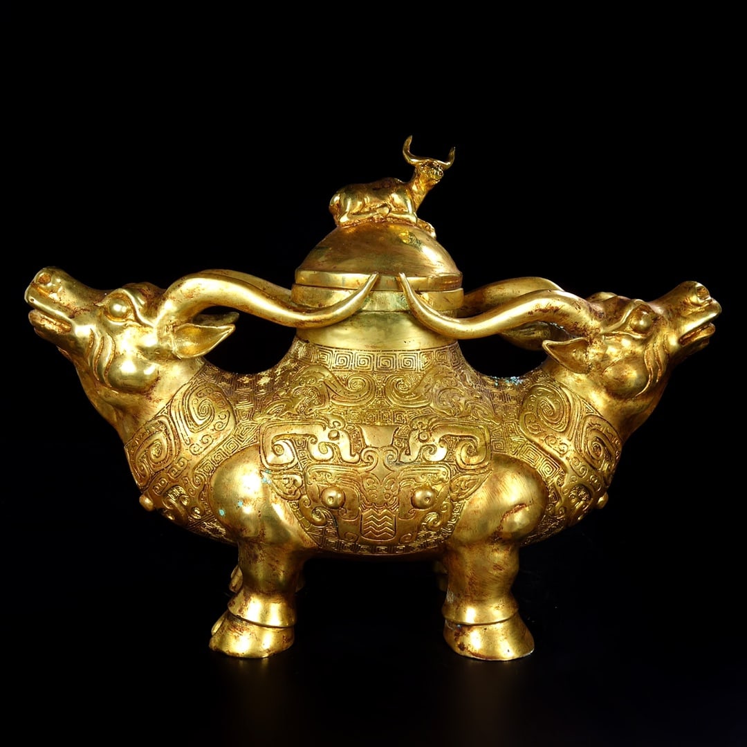 A Exquisite Gilt Bronze Buffalo Ornament: A Exquisite Gilt Bronze Buffalo Ornament,Han Dynasty, China,Size:10.6inx13.8in(OxVessel),Weight:5049g 铜鎏金牛摆件,中国汉代