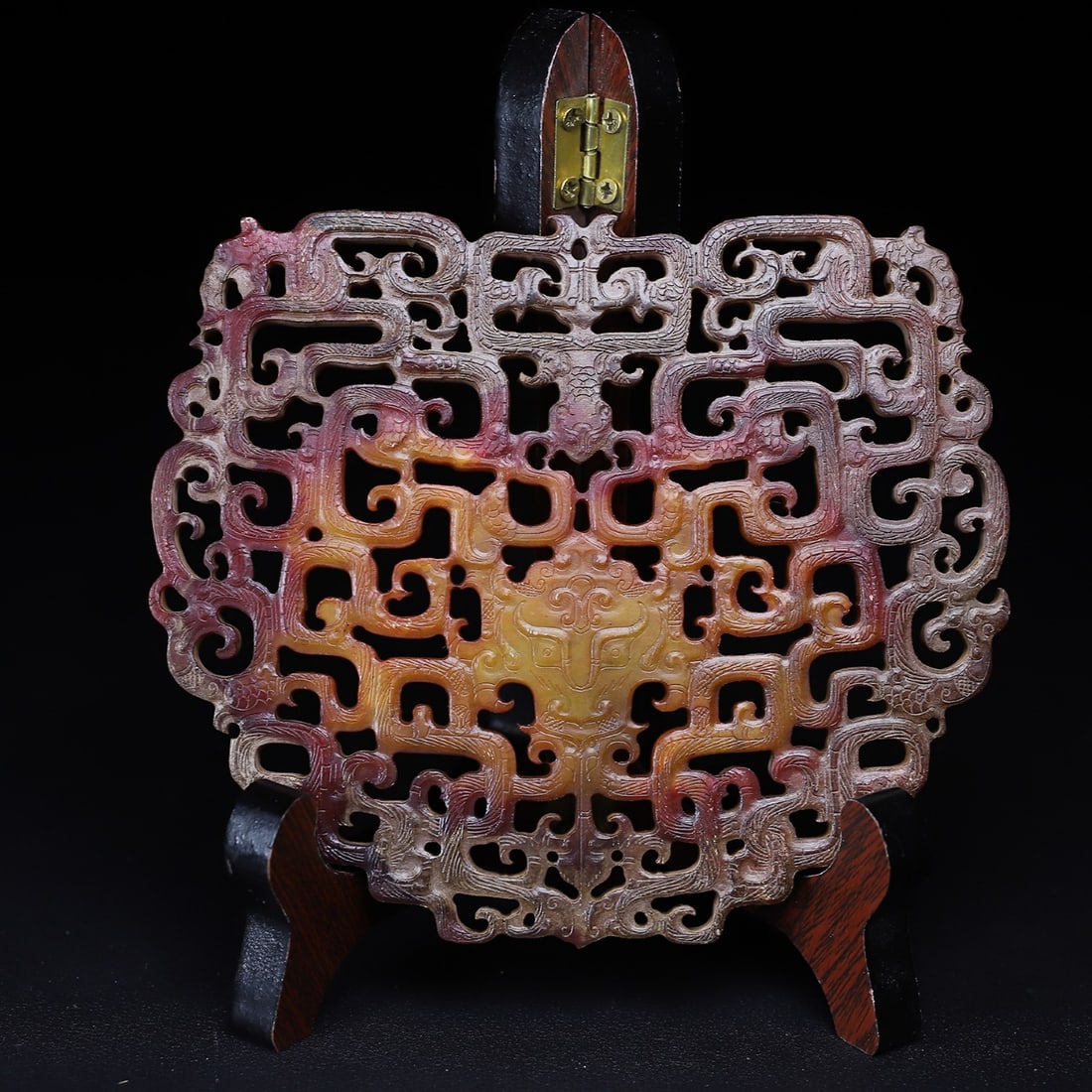 A Exquisite Hotan Jade Dragon Pattern Jade Pendant: A Exquisite Hotan Jade Dragon Pattern Jade Pendant,Han Dynasty, China,Size:5.1inx4.3in,Weight:154g 和田玉龙纹玉璧,中国汉代