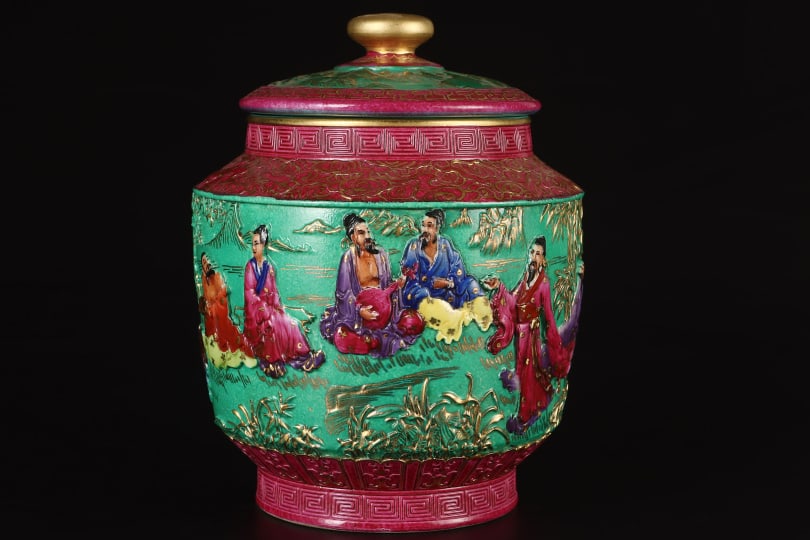 A Exquisite Ruby Red-Glazed Painted Gold Figures Pattern Jar - 2