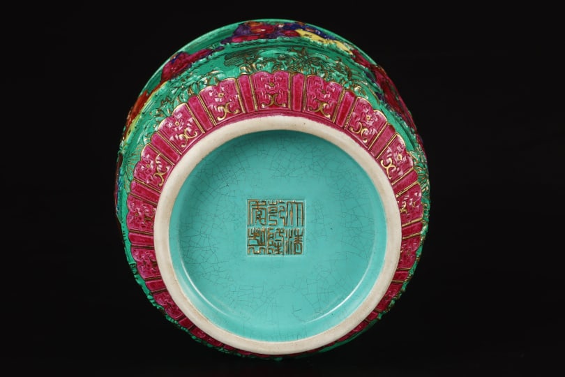 A Exquisite Ruby Red-Glazed Painted Gold Figures Pattern Jar - 9