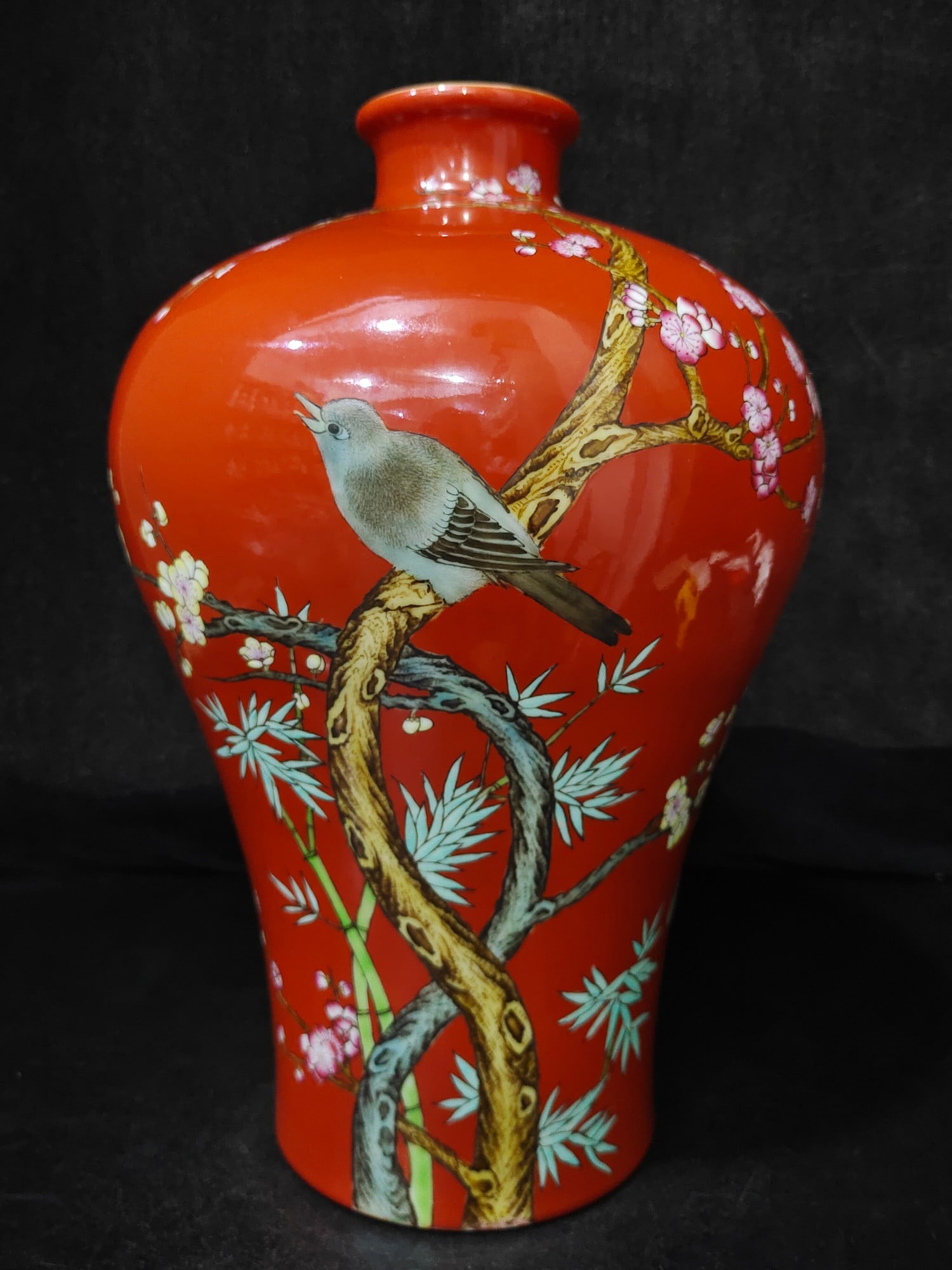 A Exquisite Iron-Red Painted Gold Flower and Bird Pattern Vase (1 of 9)