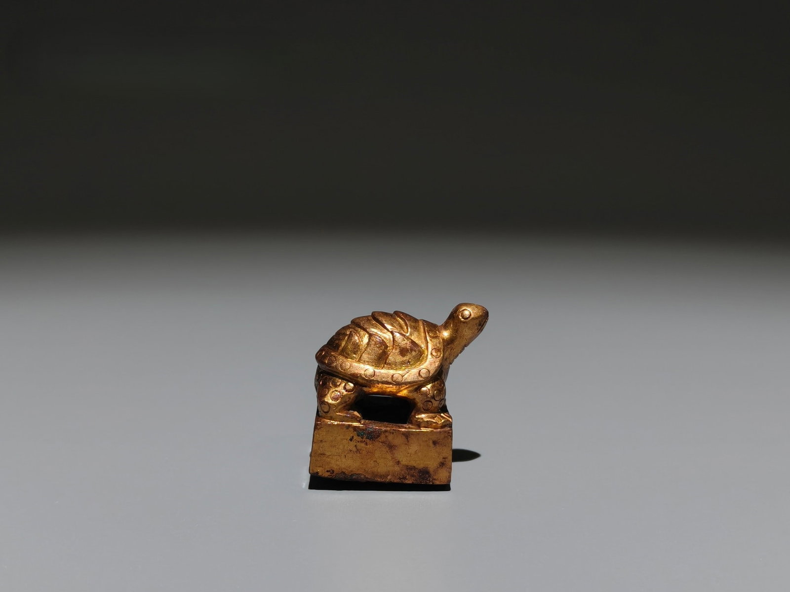 A Exquisite Gilt Bronze Turtle Seal: A Exquisite Gilt Bronze Turtle Seal,Han Dynasty, China,Size:1.2inx1.2inx0.9in,Weight:g 铜鎏金龟印章,中国汉代
