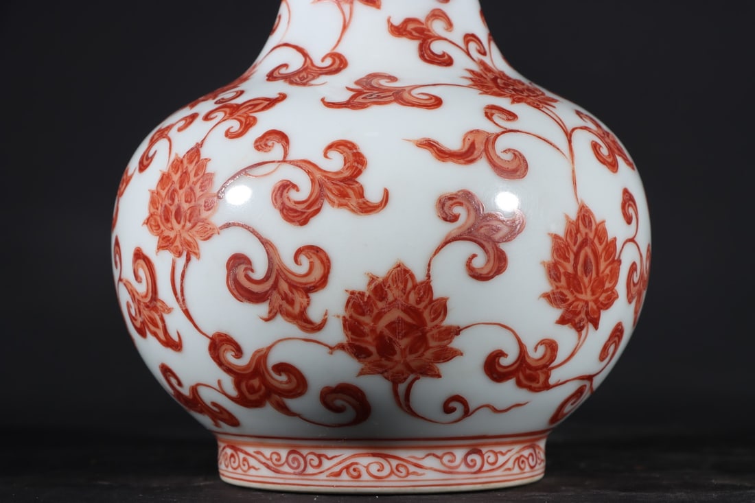 A Exquisite Iron-Red Flower Pattern Vase - 3