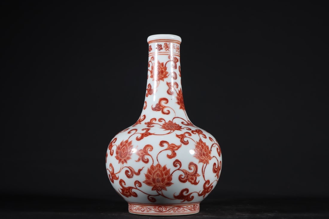 A Exquisite Iron-Red Flower Pattern Vase - 4