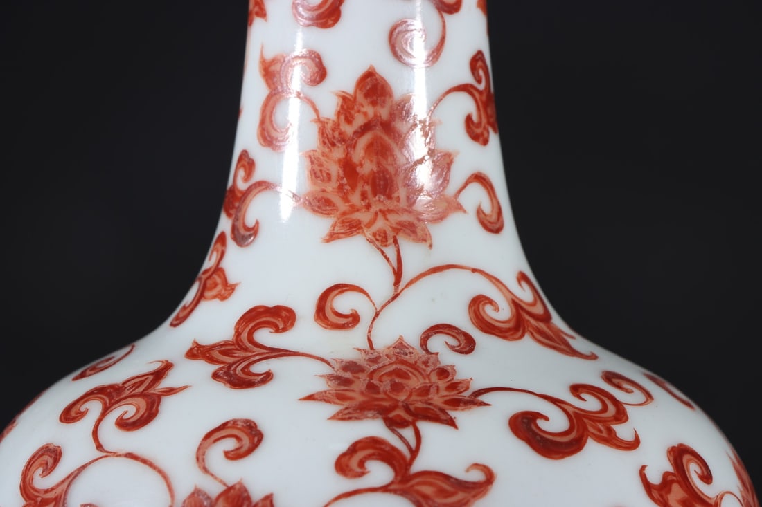 A Exquisite Iron-Red Flower Pattern Vase - 6