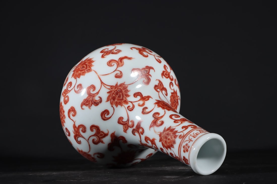 A Exquisite Iron-Red Flower Pattern Vase - 7