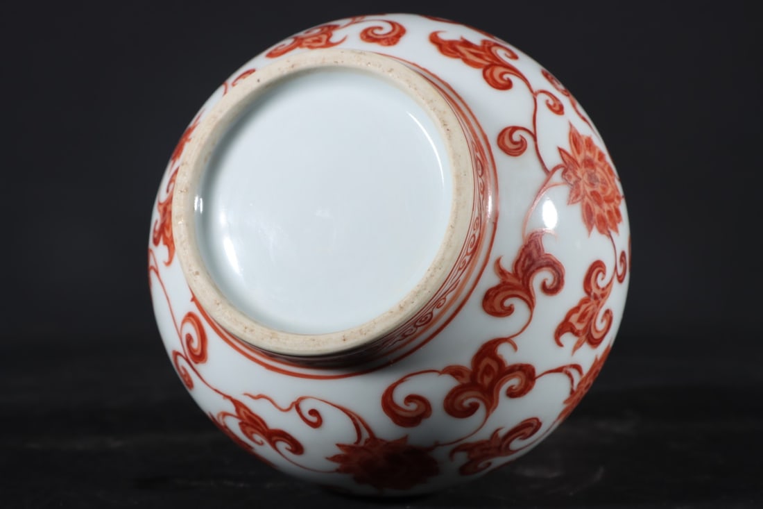 A Exquisite Iron-Red Flower Pattern Vase - 9