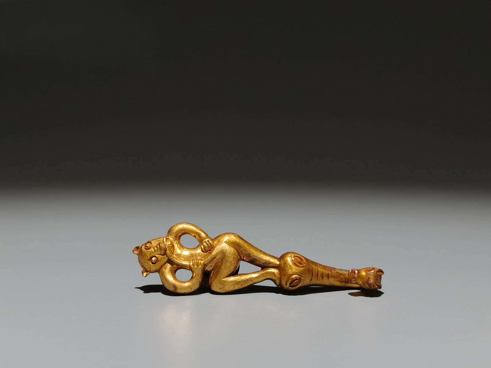 A Exquisite Gilt Bronze Auspicious Beast Handheld Carving: A Exquisite Gilt Bronze Auspicious Beast Handheld Carving,Han Dynasty, China,Size:3.1inx0.9in,Weight:g 铜鎏金瑞兽手把件,中国汉代