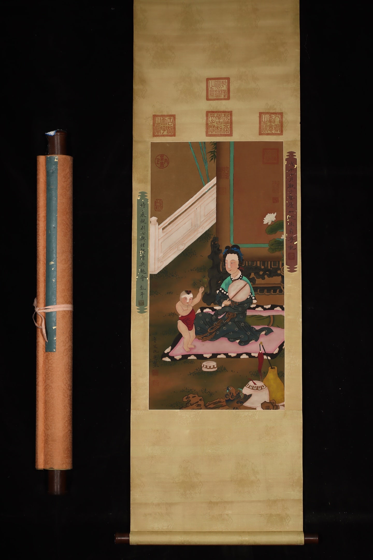 A Chinese Vertical Scroll Ink Painting of Figures on Silk: A Chinese Vertical Scroll Ink Painting of Figures on Silk,Ming Dynasty, China,Qiu Ying,without frame size:33.1inx16.5in 一幅中国水墨绢本人物